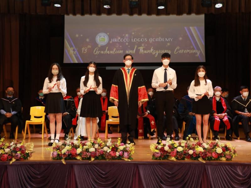 20220625_the_13th_graduation_graduates_receiving_diploma_1