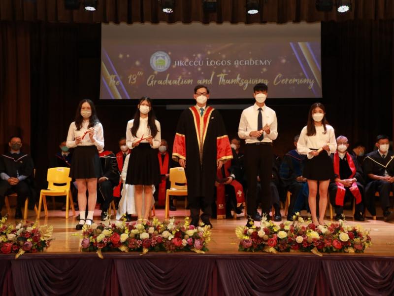 20220625_the_13th_graduation_graduates_receiving_diploma_2