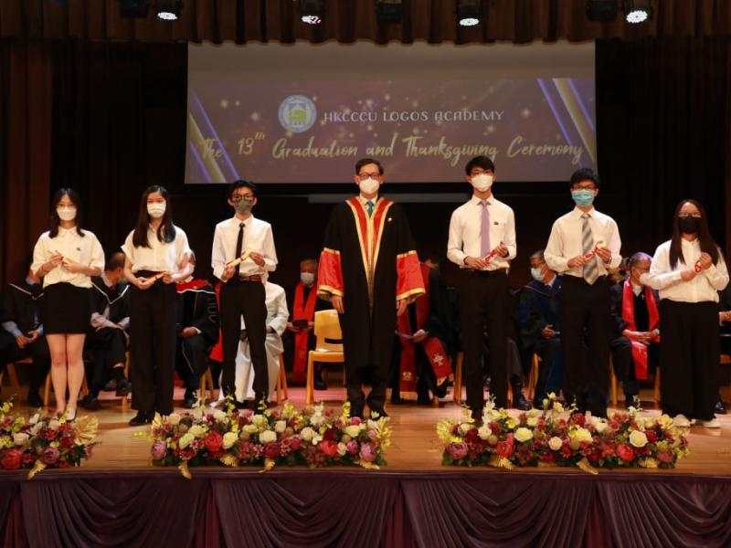 20220625_the_13th_graduation_graduates_receiving_diploma_4