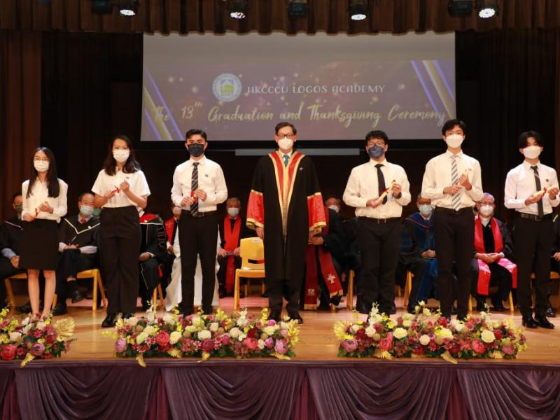 20220625_the_13th_graduation_graduates_receiving_diploma_5