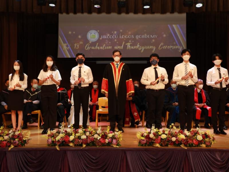 20220625_the_13th_graduation_graduates_receiving_diploma_6