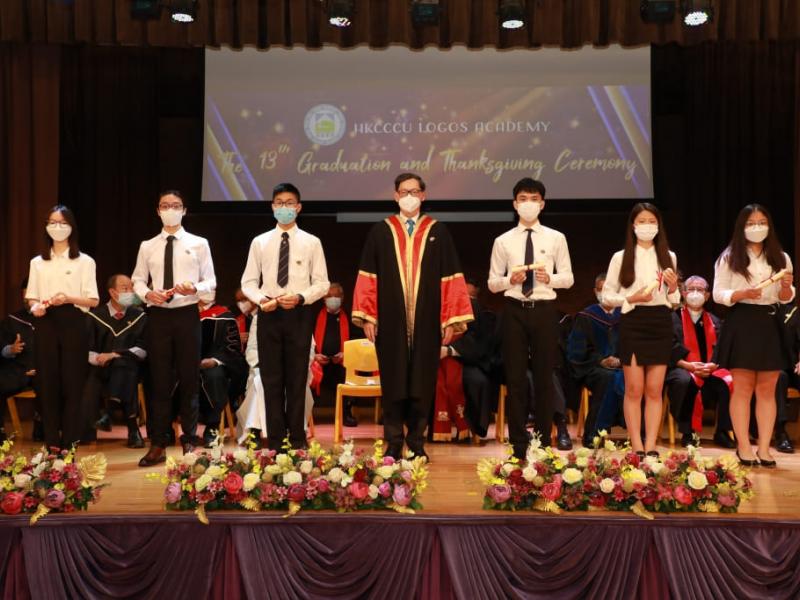 20220625_the_13th_graduation_graduates_receiving_diploma_7