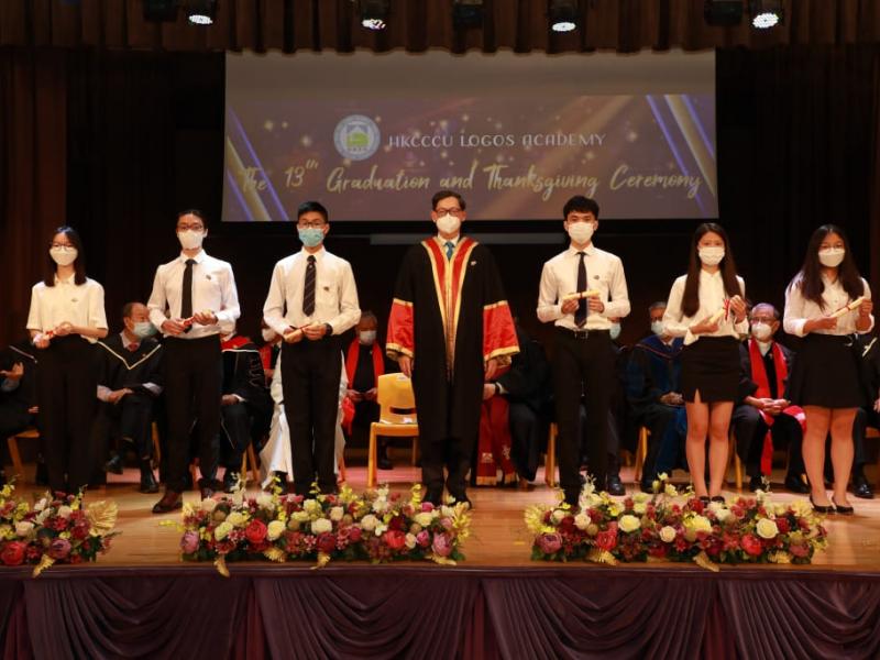 20220625_the_13th_graduation_graduates_receiving_diploma_8