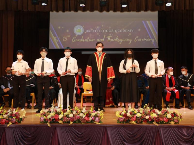 20220625_the_13th_graduation_graduates_receiving_diploma_9