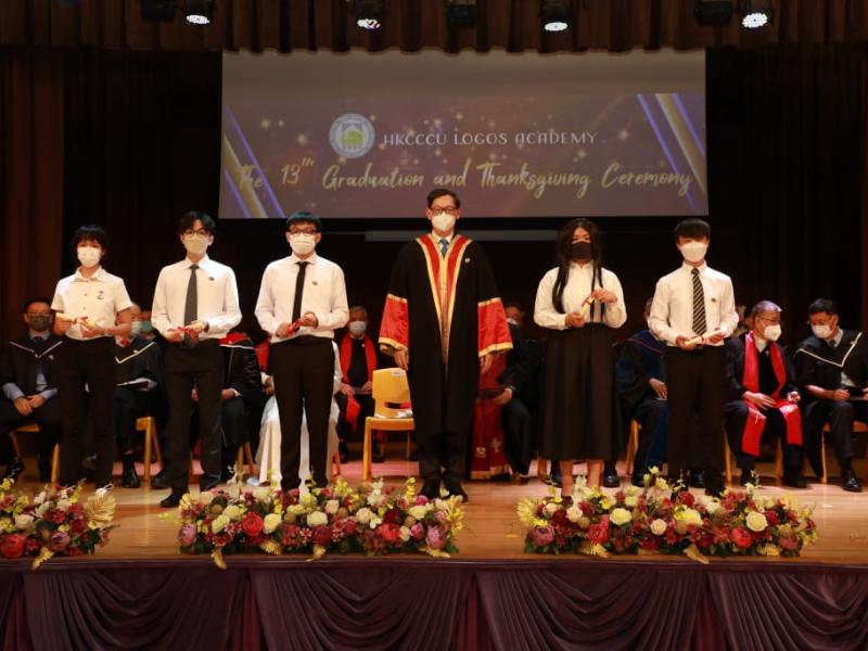 20220625_the_13th_graduation_graduates_receiving_diploma_10