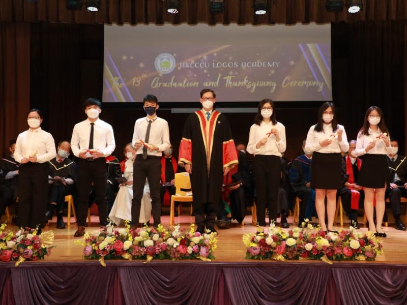 20220625_the_13th_graduation_graduates_receiving_diploma_11