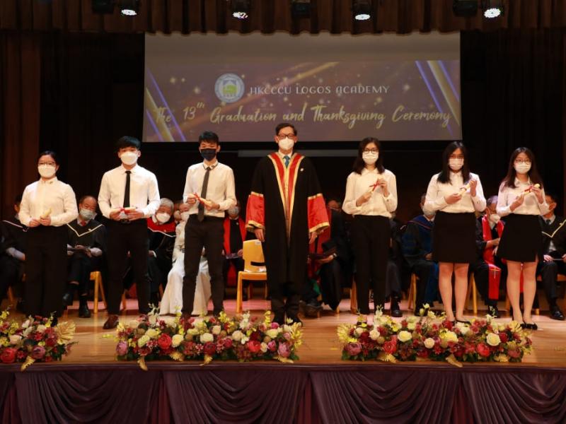 20220625_the_13th_graduation_graduates_receiving_diploma_12