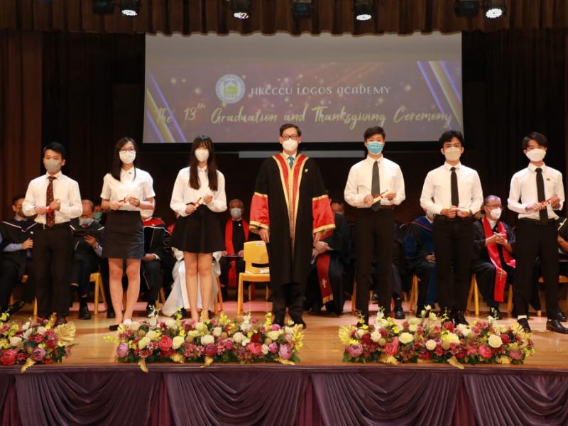 20220625_the_13th_graduation_graduates_receiving_diploma_13