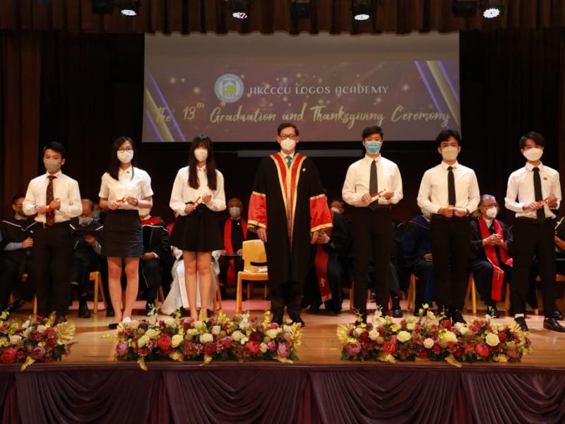 20220625_the_13th_graduation_graduates_receiving_diploma_14