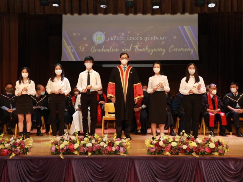 20220625_the_13th_graduation_graduates_receiving_diploma_15