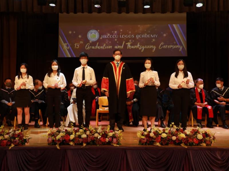 20220625_the_13th_graduation_graduates_receiving_diploma_16