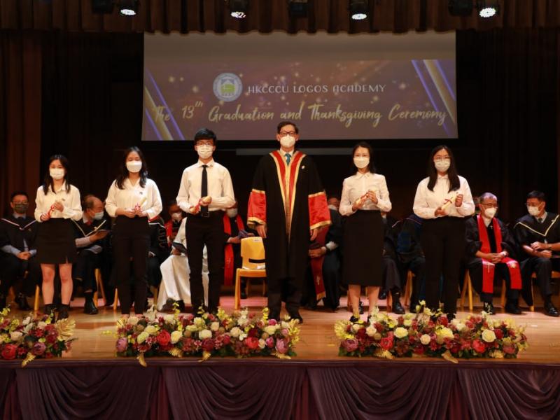 20220625_the_13th_graduation_graduates_receiving_diploma_17