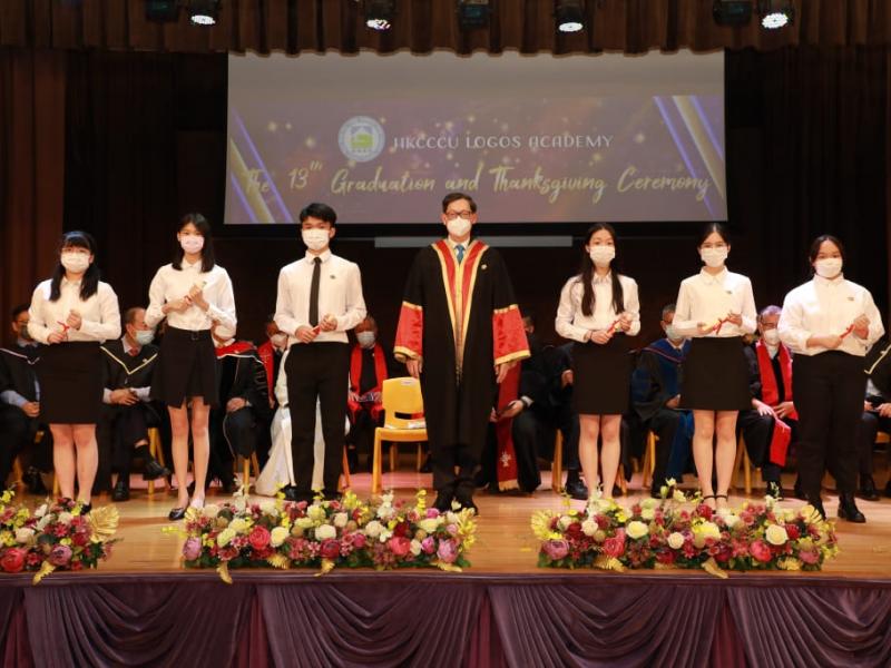 20220625_the_13th_graduation_graduates_receiving_diploma_18