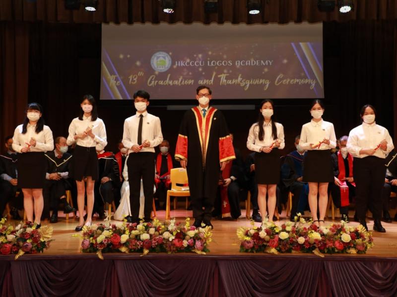 20220625_the_13th_graduation_graduates_receiving_diploma_19