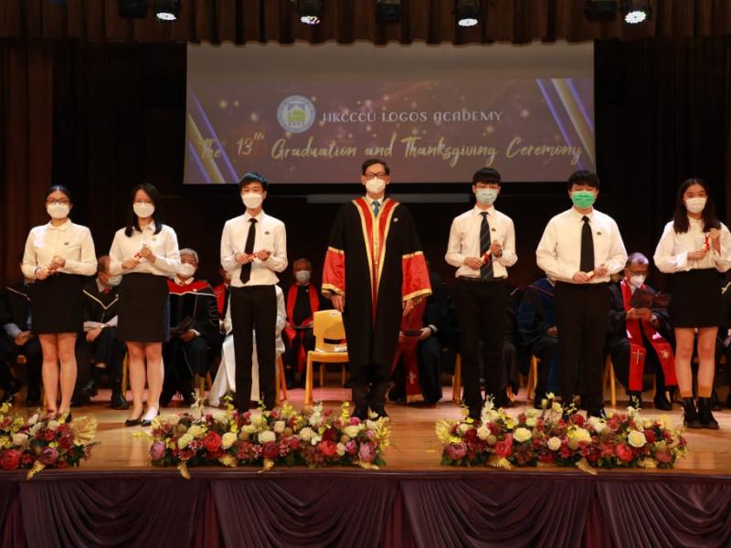20220625_the_13th_graduation_graduates_receiving_diploma_21