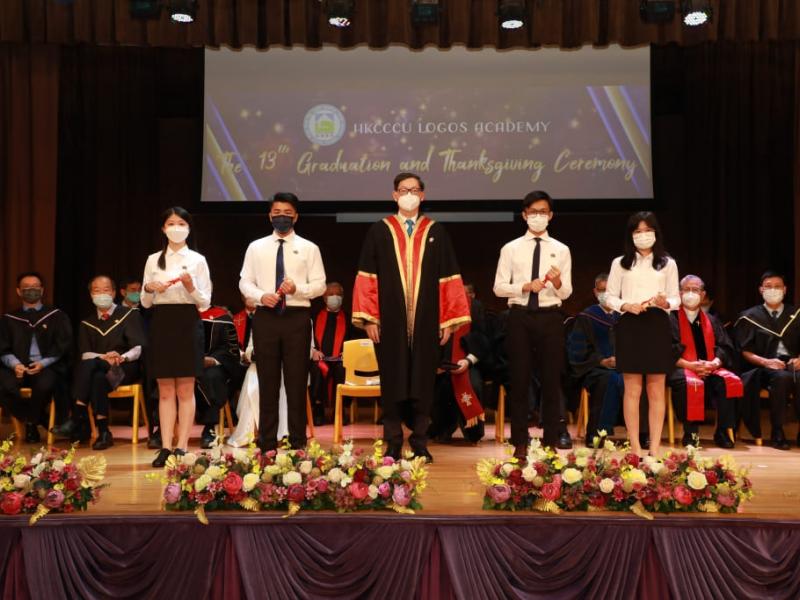 20220625_the_13th_graduation_graduates_receiving_diploma_22