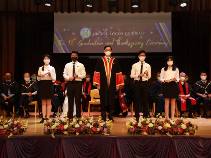 20220625_the_13th_graduation_graduates_receiving_diploma_23