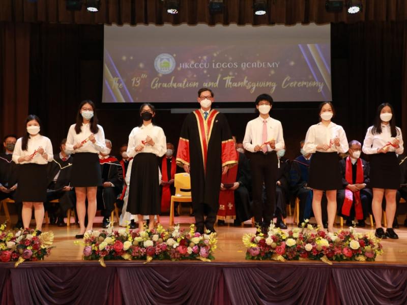 20220625_the_13th_graduation_graduates_receiving_diploma_24