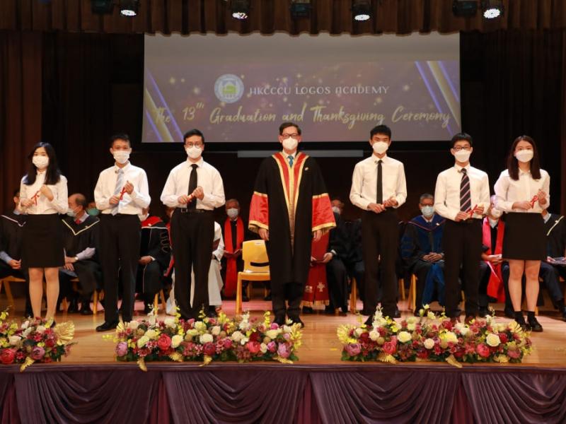 20220625_the_13th_graduation_graduates_receiving_diploma_25