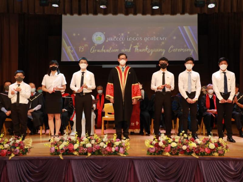20220625_the_13th_graduation_graduates_receiving_diploma_26