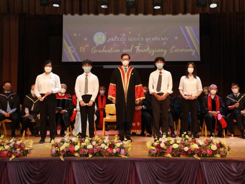 20220625_the_13th_graduation_graduates_receiving_diploma_27