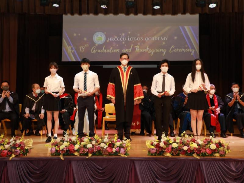 20220625_the_13th_graduation_graduates_receiving_diploma_28