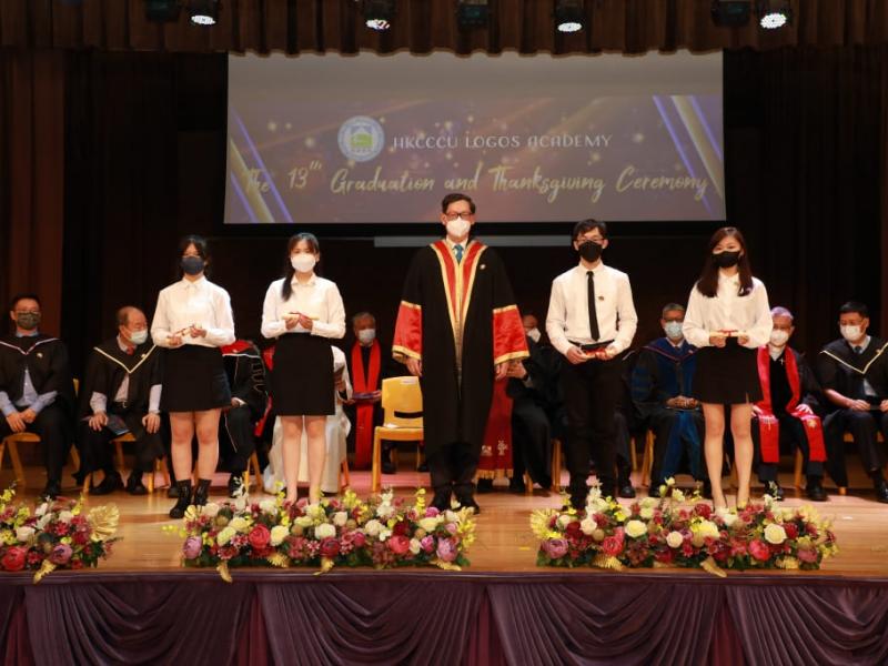 20220625_the_13th_graduation_graduates_receiving_diploma_29