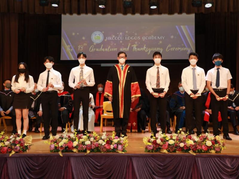 20220625_the_13th_graduation_graduates_receiving_diploma_30