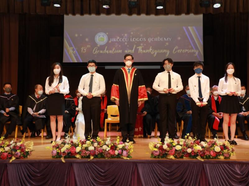 20220625_the_13th_graduation_graduates_receiving_diploma_31