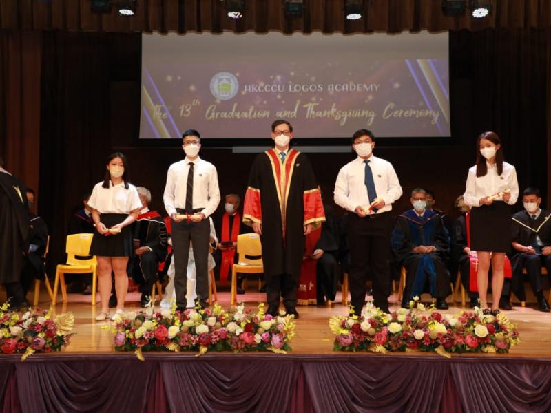 20220625_the_13th_graduation_graduates_receiving_diploma_32