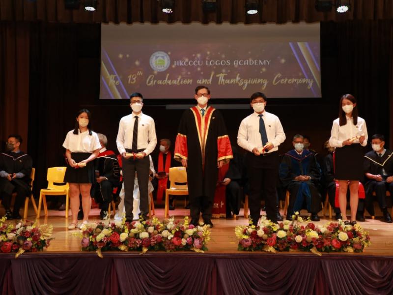 20220625_the_13th_graduation_graduates_receiving_diploma_33