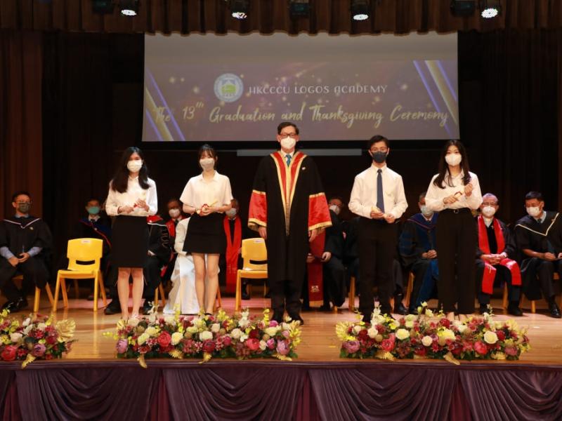 20220625_the_13th_graduation_graduates_receiving_diploma_34