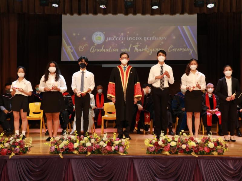 20220625_the_13th_graduation_graduates_receiving_diploma_36