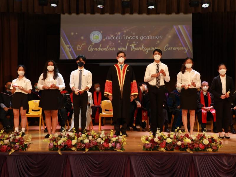 20220625_the_13th_graduation_graduates_receiving_diploma_37