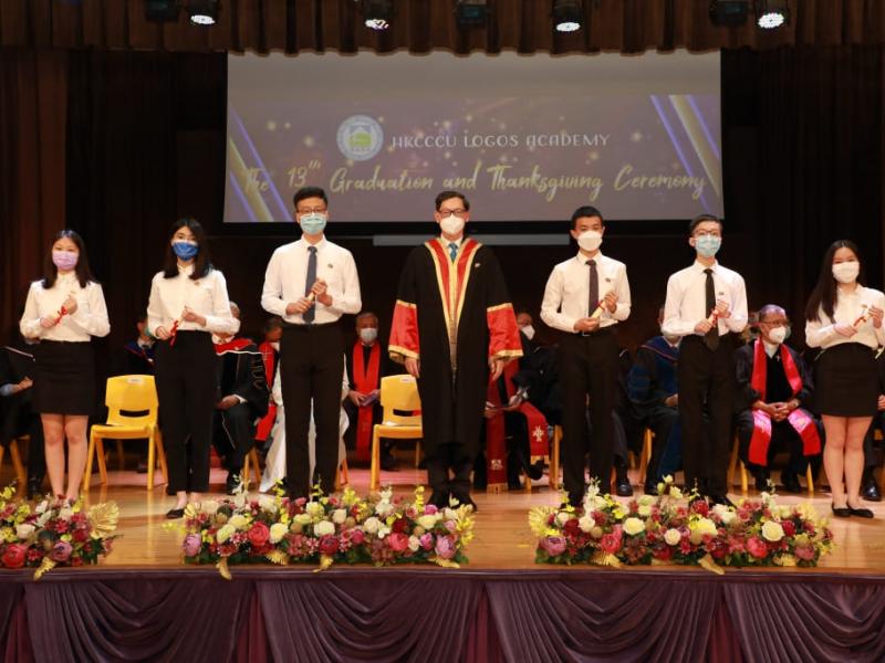 20220625_the_13th_graduation_graduates_receiving_diploma_38