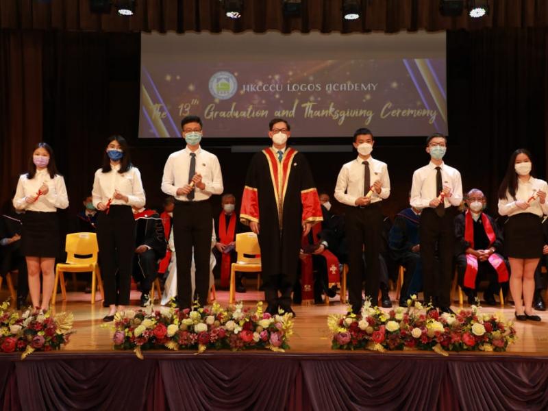 20220625_the_13th_graduation_graduates_receiving_diploma_39