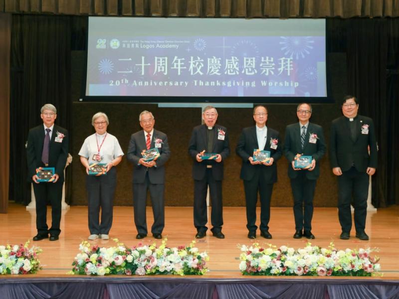 award_of_souvenirs_to_the_founding_school_governors