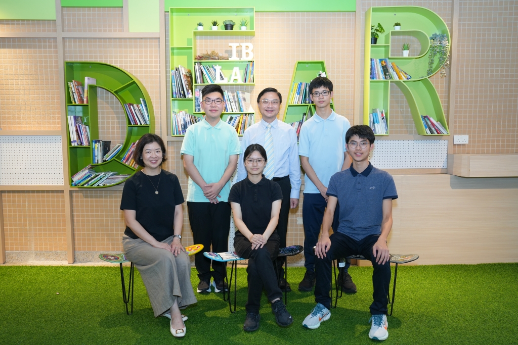 IB-photo_students-Dr-Lee-Pat_s.jpg
